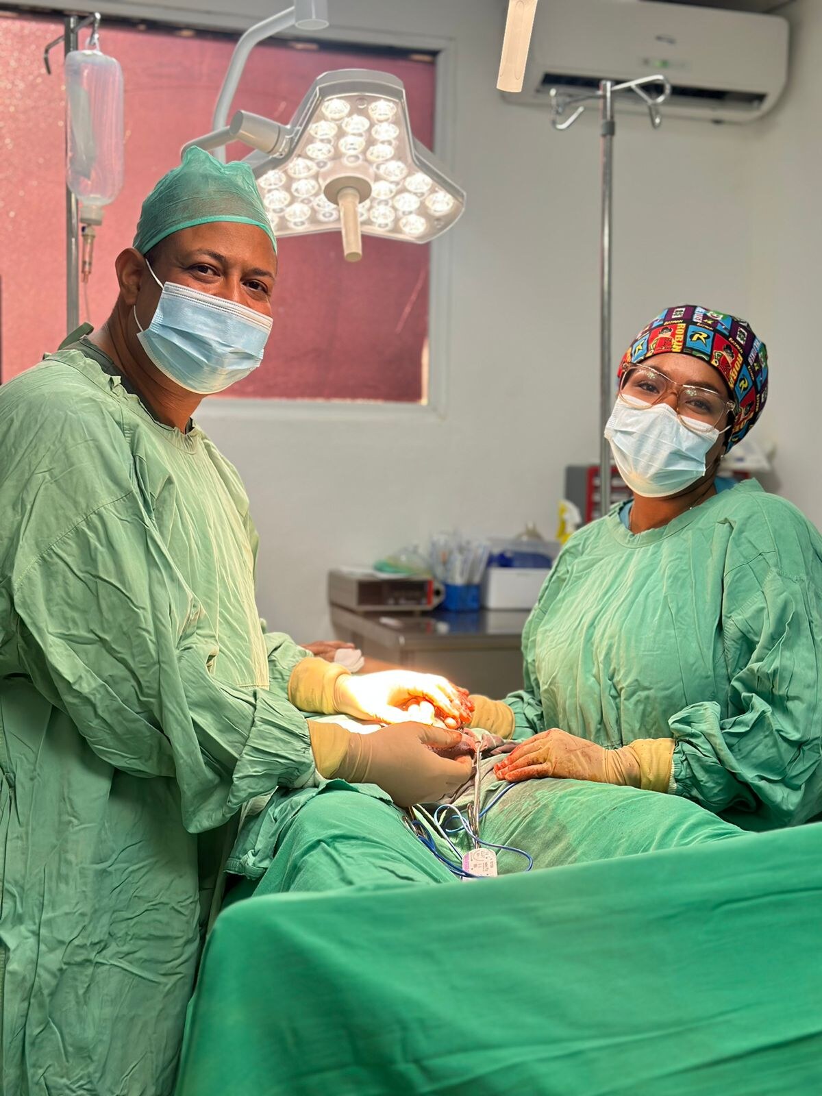 Dr. Isaías Jiménez en cirugía